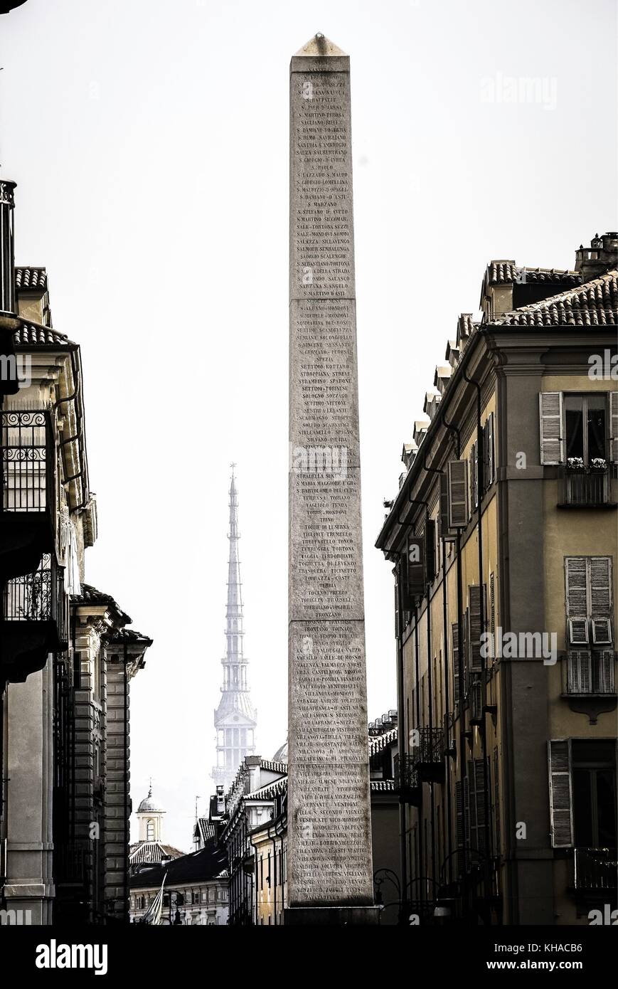 Der Obelisk in Savoyen Platz mit Mole Antonelliana im Hintergrund, Turin, Piemont, Italien Stockfoto