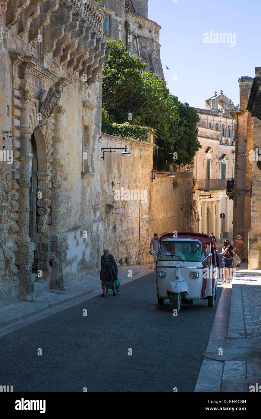 Ein Piaggio Ape 3-Wheeler klettert den Hügel, Via Duomo in La Civita, Matera, Basilicata, Italien Stockfoto