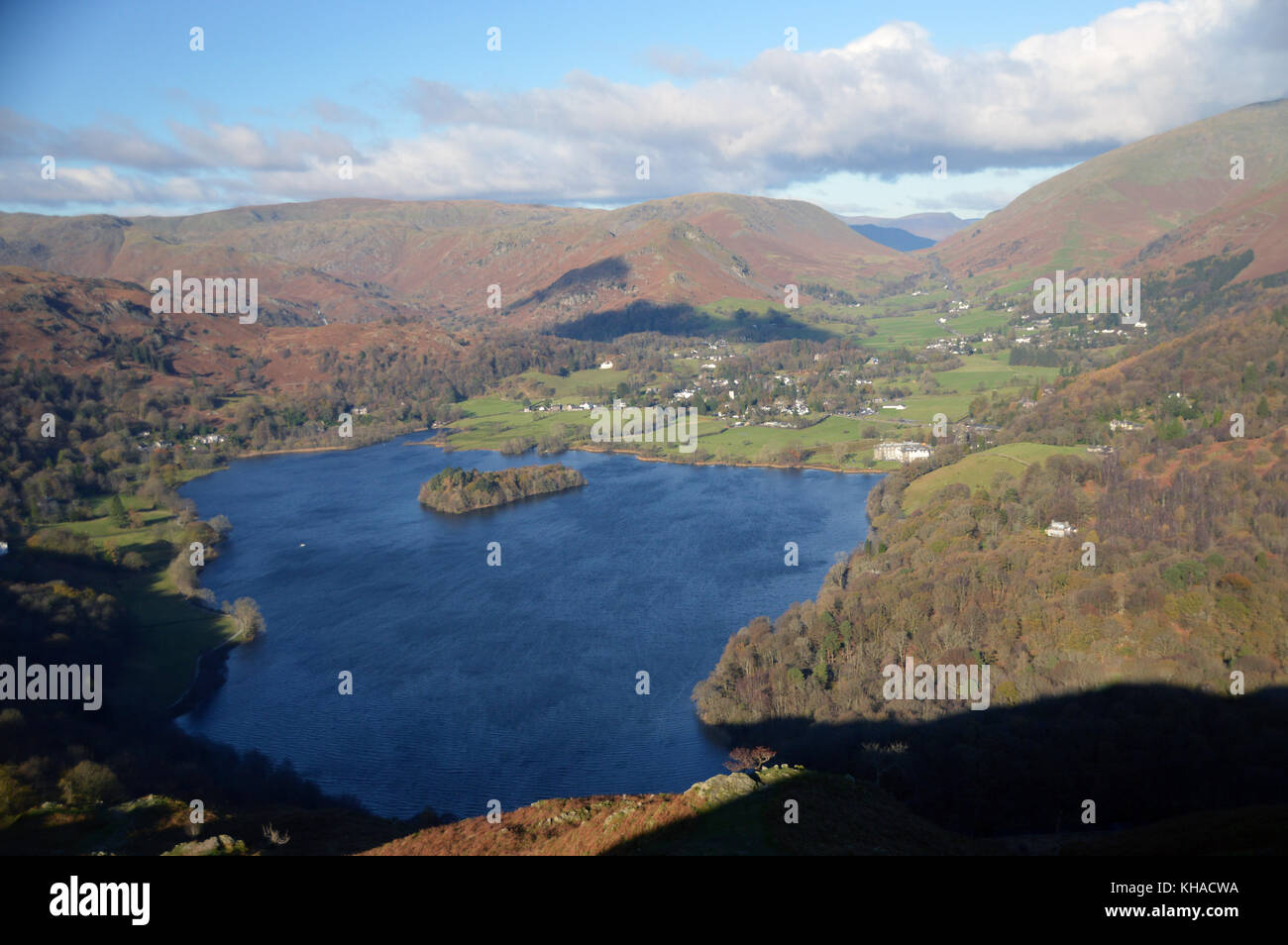 Auf grasmere Lake & Dorf von den Hängen der zentralen Wainwright fiel loughrigg fiel im Nationalpark Lake District, Cumbria, UK. Stockfoto