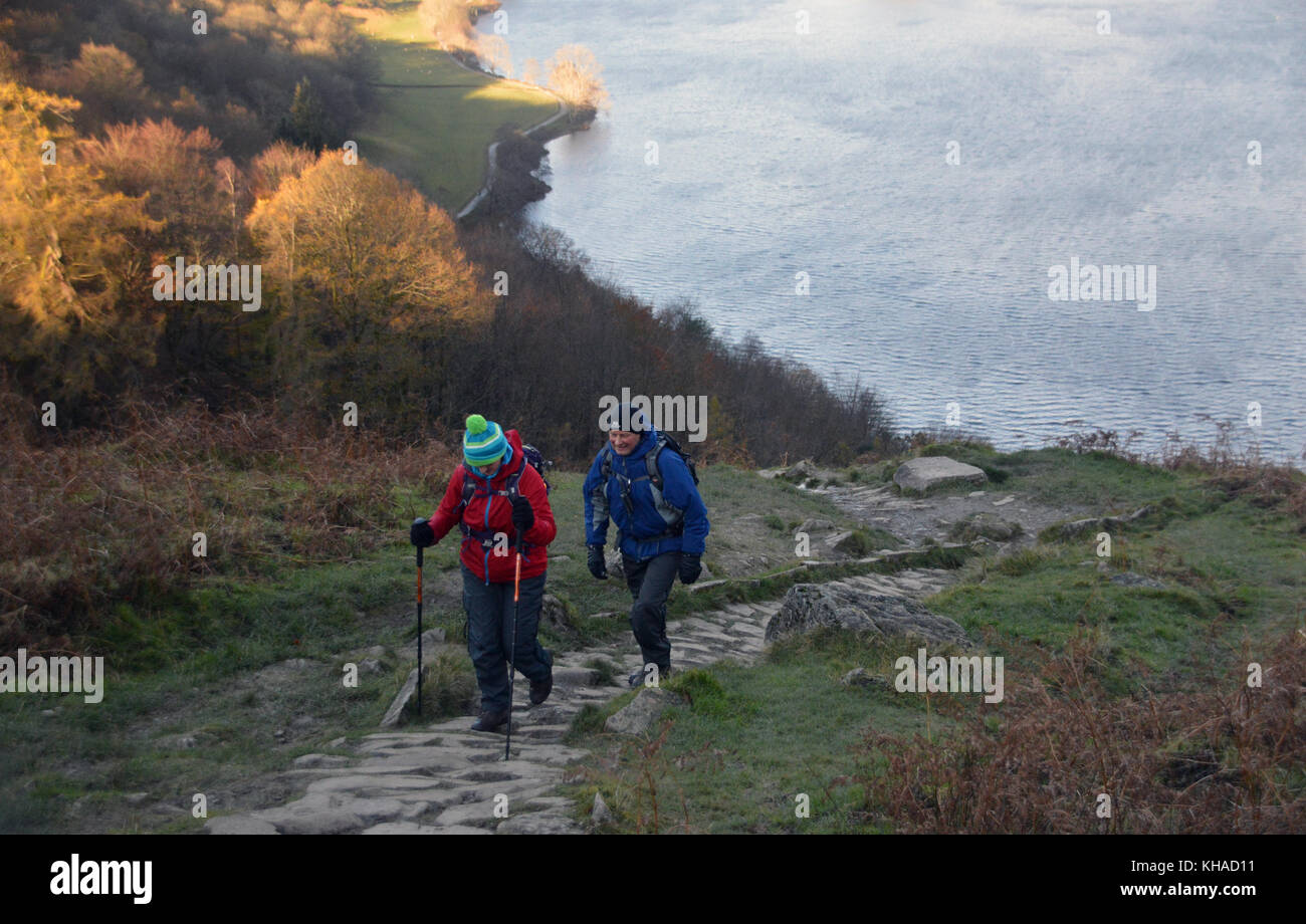 Ein paar Spaziergänger fiel Klettern loughrigg fiel eine zentrale Wainwright oben rydal Wasser im Nationalpark Lake District, Cumbria, UK. Stockfoto