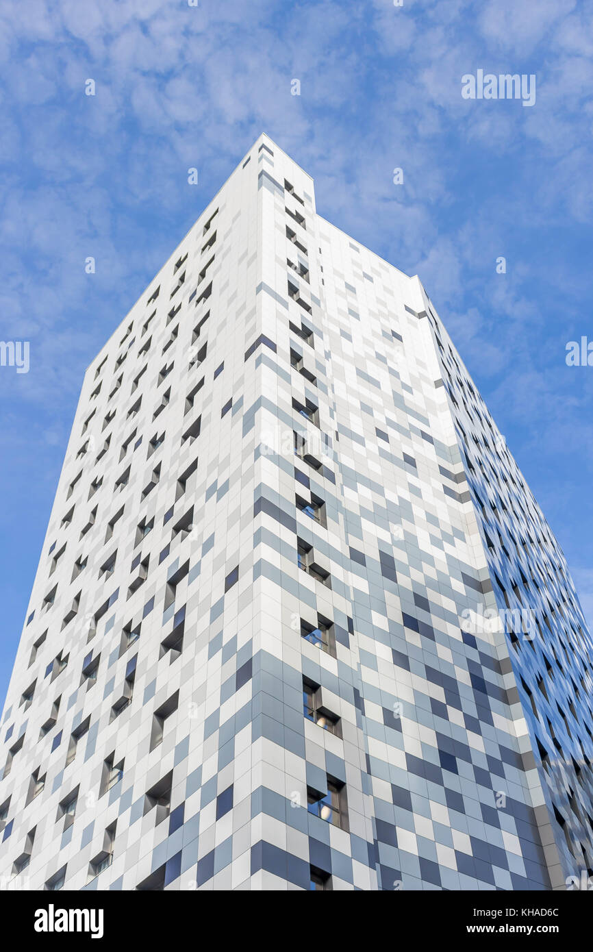 Ein neues Gebäude in der Mitte einer großen Stadt oder Stadt, ein Bürogebäude oder Hotel. Stockfoto