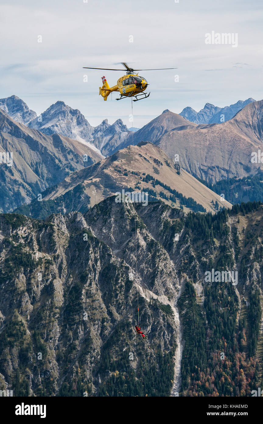 Bergrettung mit dem Hubschrauber auf dem Fellhornrücken, Kleinwalsertal, Riezlern, Vorarlberg, Österreich Stockfoto