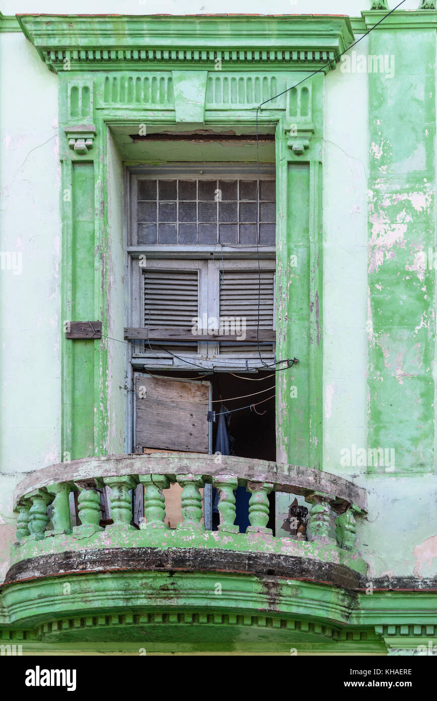 Abgenutzt, bunte Fenster in Havanna, Kuba Stockfoto