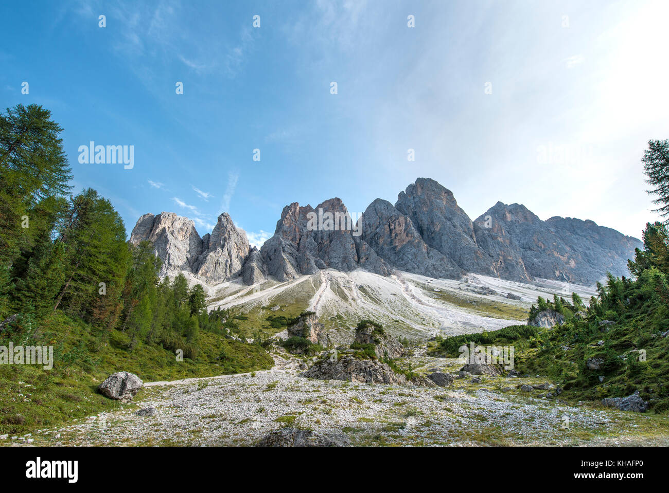 Wanderweg zur Geisler Alm, Villnössstal unterhalb der Geisler Zinnen, hinter Geisler Gruppe, Sass Rigais, Dolomiten Stockfoto