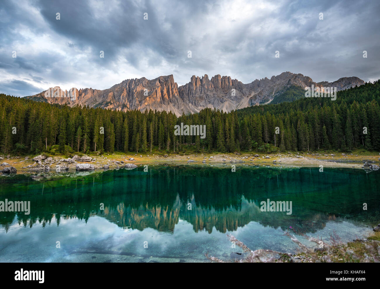 Latemar Gruppe in der karersee der Karersee, bewölkt, Himmel, Berggipfel, östlichen Latemar Spitze, Diamond Tower wider Stockfoto