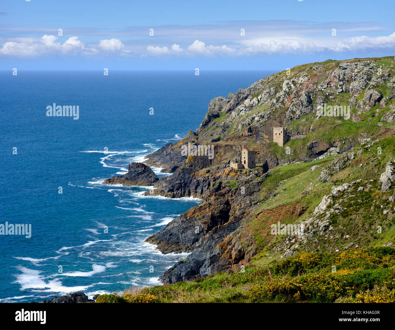 Felsige Küste mit Ruinen, Ehemalige Mine, alte Zinnmine, botanische Lack Mine, St Just in penwith, Cornwall, England, Großbritannien Stockfoto