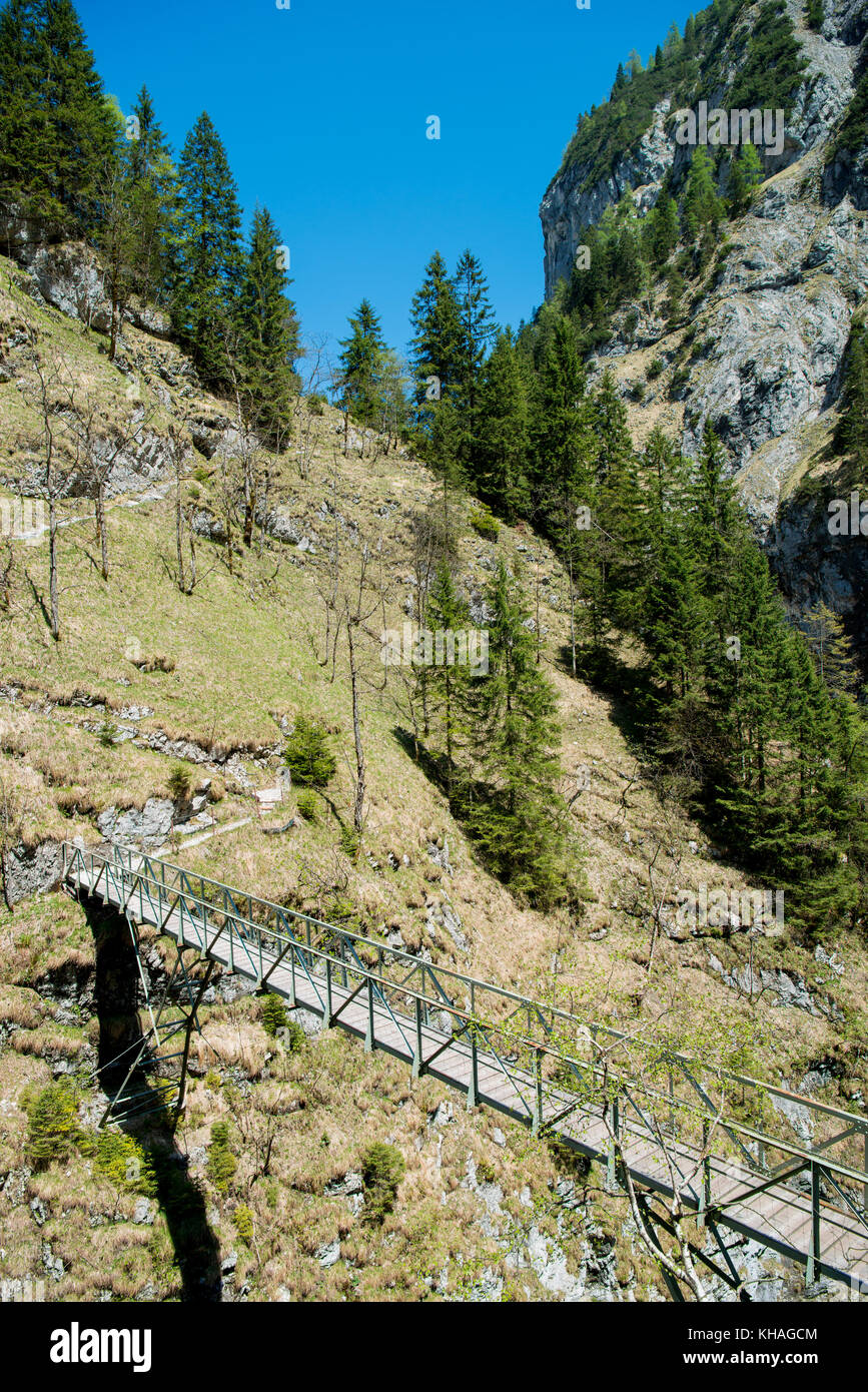 Stangensteig, Brücke als alternativer Wanderweg durch die Höllentalklamm, Garmisch-Partenkirchen, Oberbayern Stockfoto