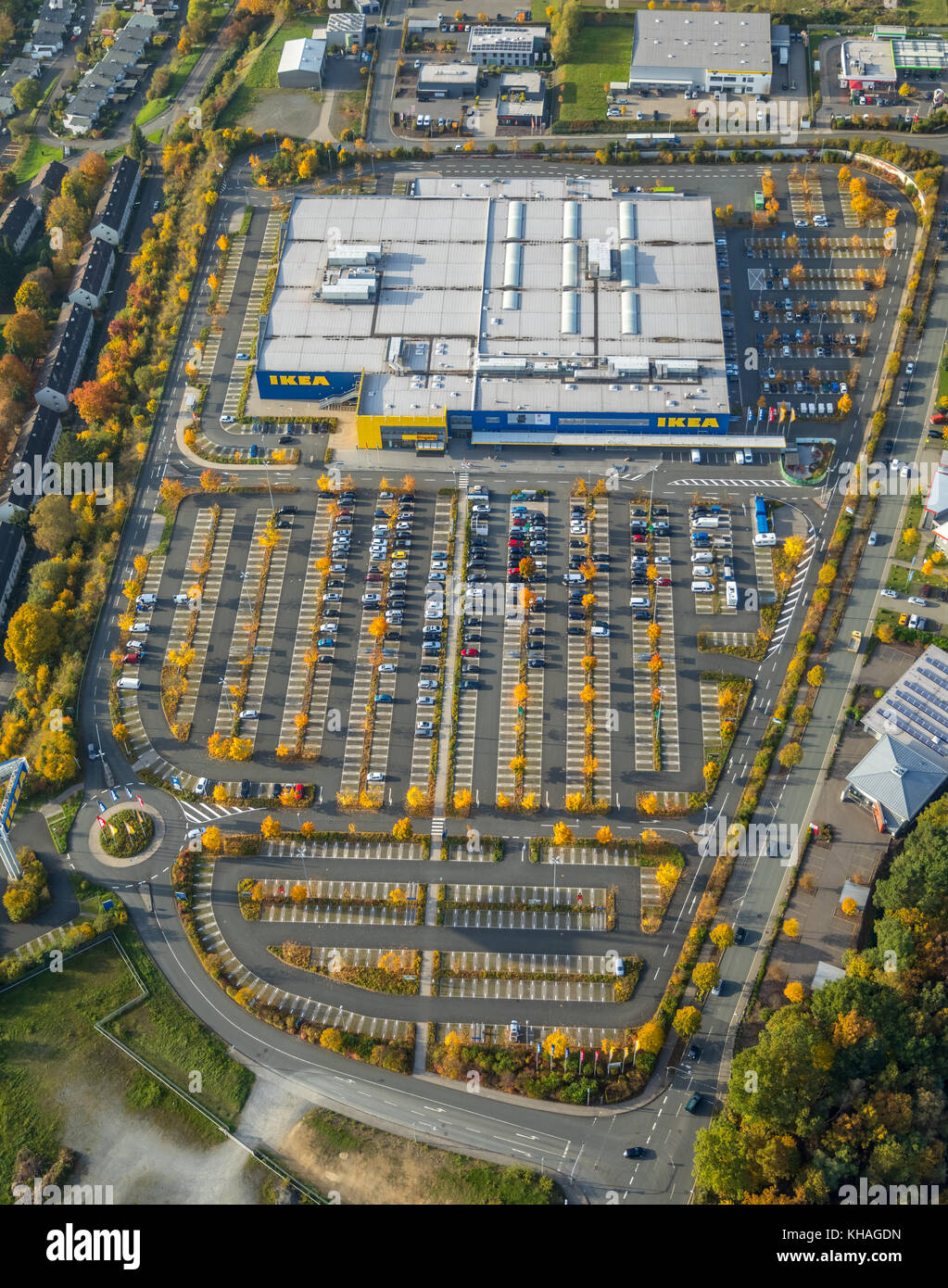 IKEA, Parkplatz mit Herbstlaub, Siegen, Siegerland, Nordrhein-Westfalen, Deutschland Stockfoto