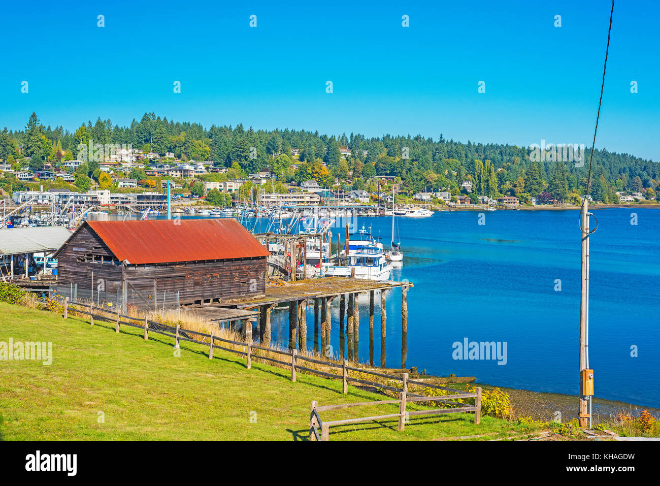 Foto reisen Landschaft fotografie Zaun entlang braune Schuppen Gig Harbor Washington Stockfoto
