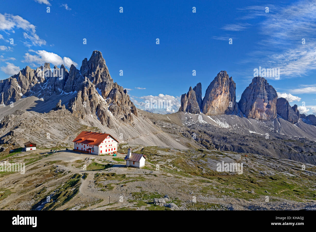 Dreizinnenhütte und Kapelle mit Blick auf den Paternkofel und die drei Zinnen, Nationalpark Sextner Dolomiten Stockfoto
