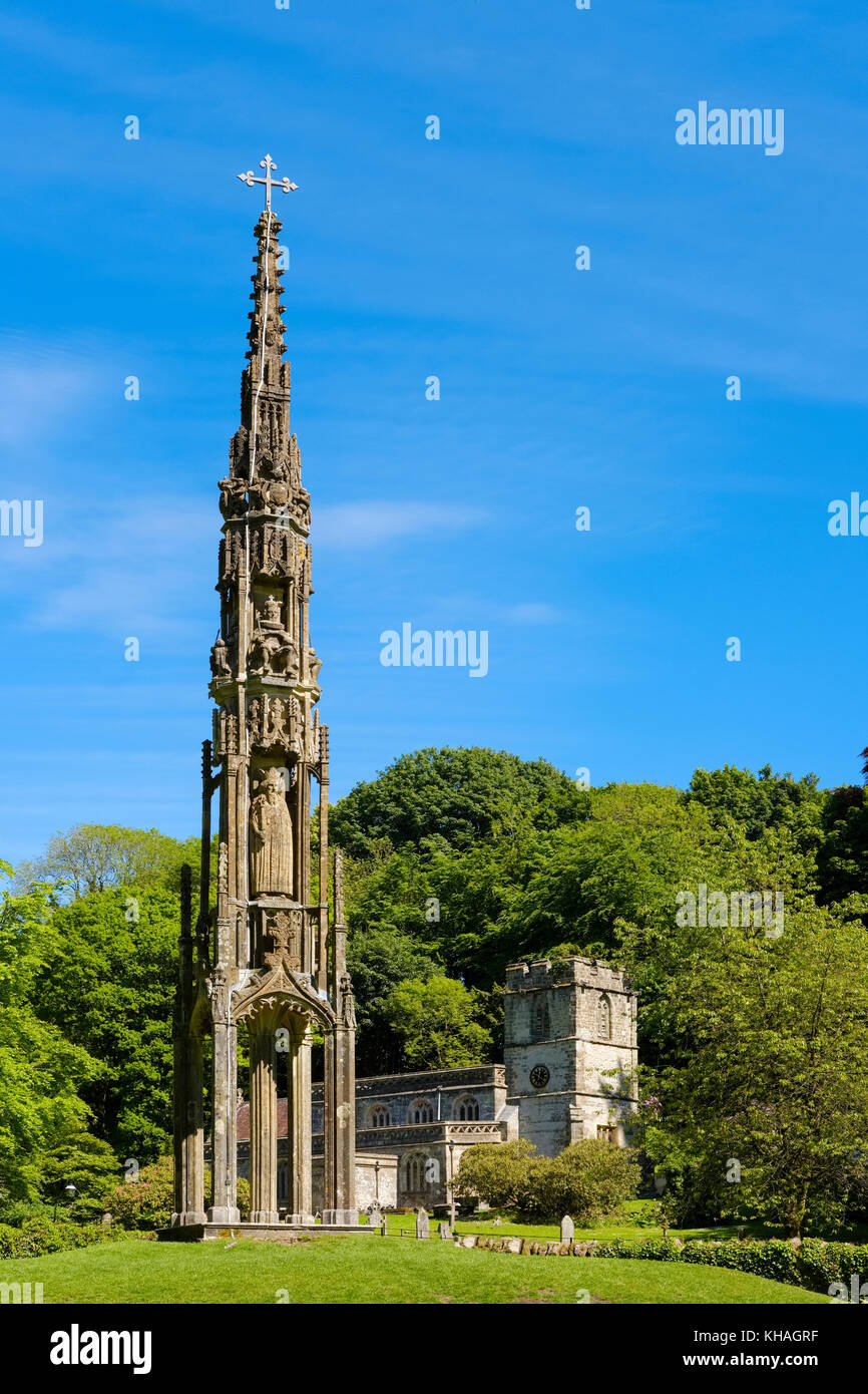 Bristol hohe Kreuz und Dorfkirche, Stourton, Wiltshire, England, Großbritannien Stockfoto