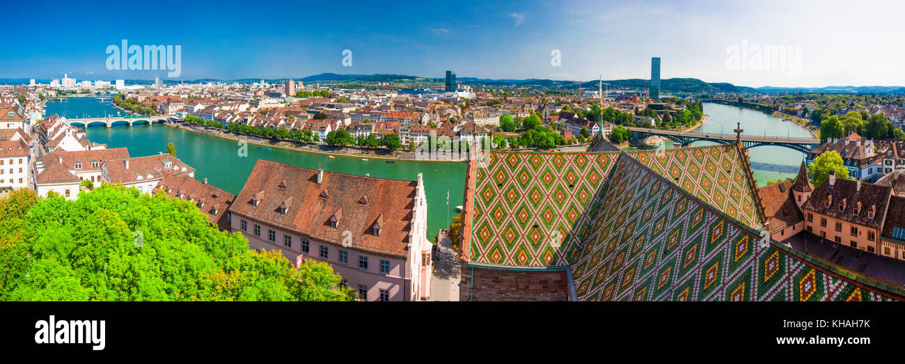 Altstadt von Basel mit Munster Dom und der Rhein, der Schweiz, in Europa. Basel ist eine Stadt im Nordwesten der Schweiz am Fluss Rhi Stockfoto