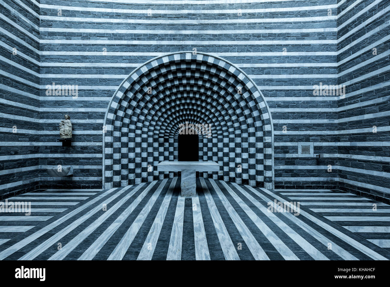 Modernes Interieur der Kapelle der Chiesa San Giovanni Battista, Architekt Mario Botta, mogno, lavizzara, Tessin, Schweiz Stockfoto