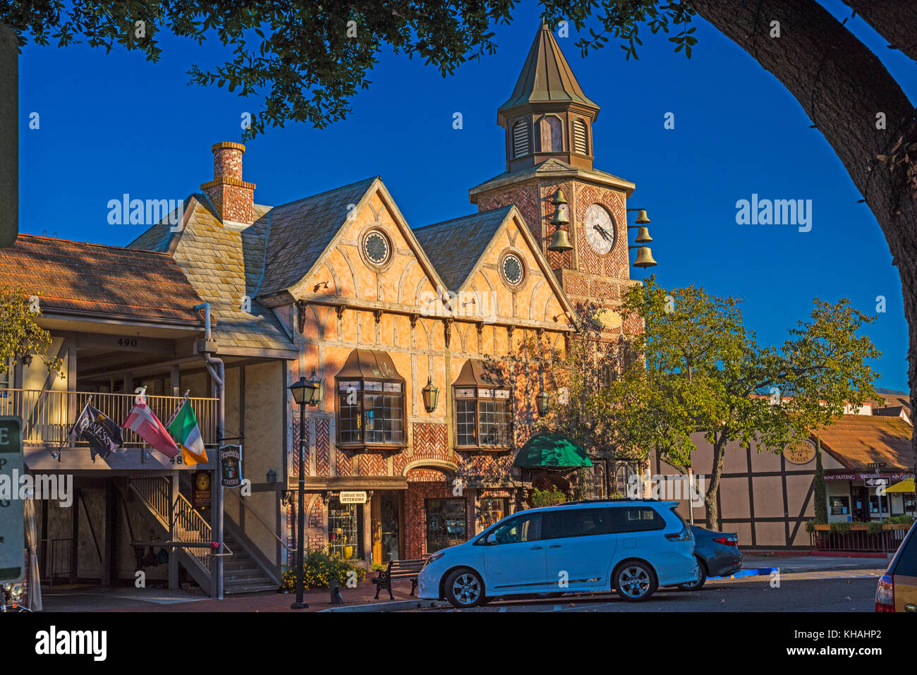 Foto- und historische Architektur aus rotem Backstein viktorianischen Uhrturm dänischen Stadt Solvang Kalifornien Stockfoto