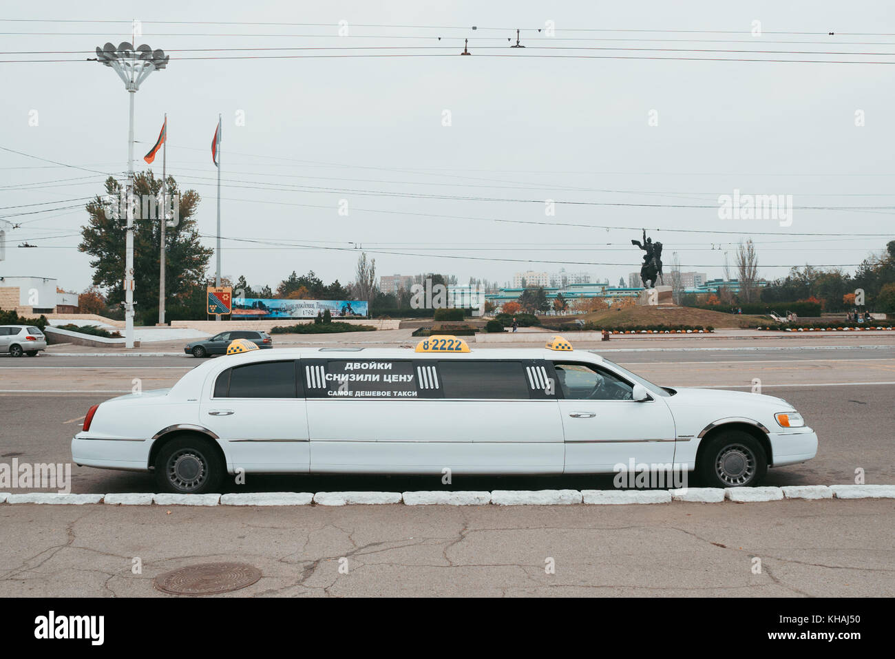 Eine Limousine wartet mit der Kandare in der Hauptstraße von Tiraspol, Transnistrien - Ein selbst erklärten Zustand mit russischen Beziehungen Stockfoto