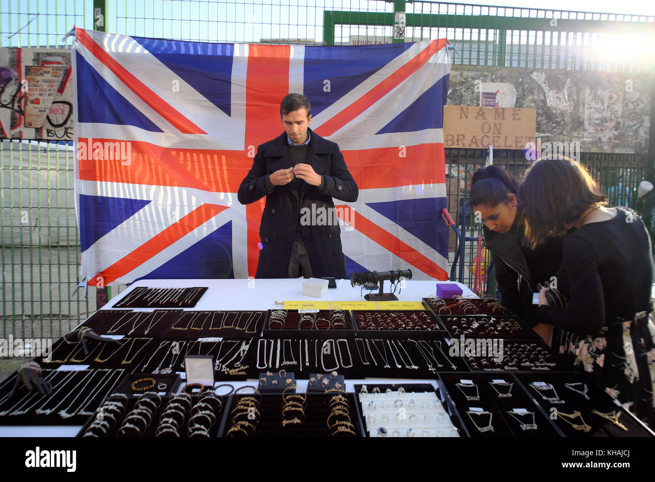 Modeschmuck in Marktstand. Brick Lane, Shoreditch, London, England Stockfoto