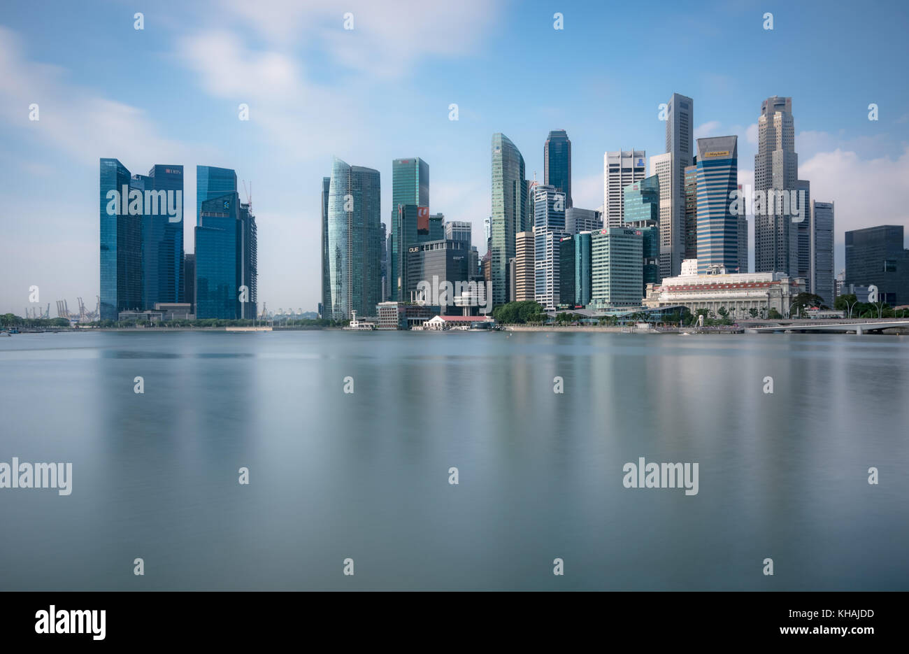 Morgenlang Exposition der Singapore Skyline über Marina Bay. Stockfoto