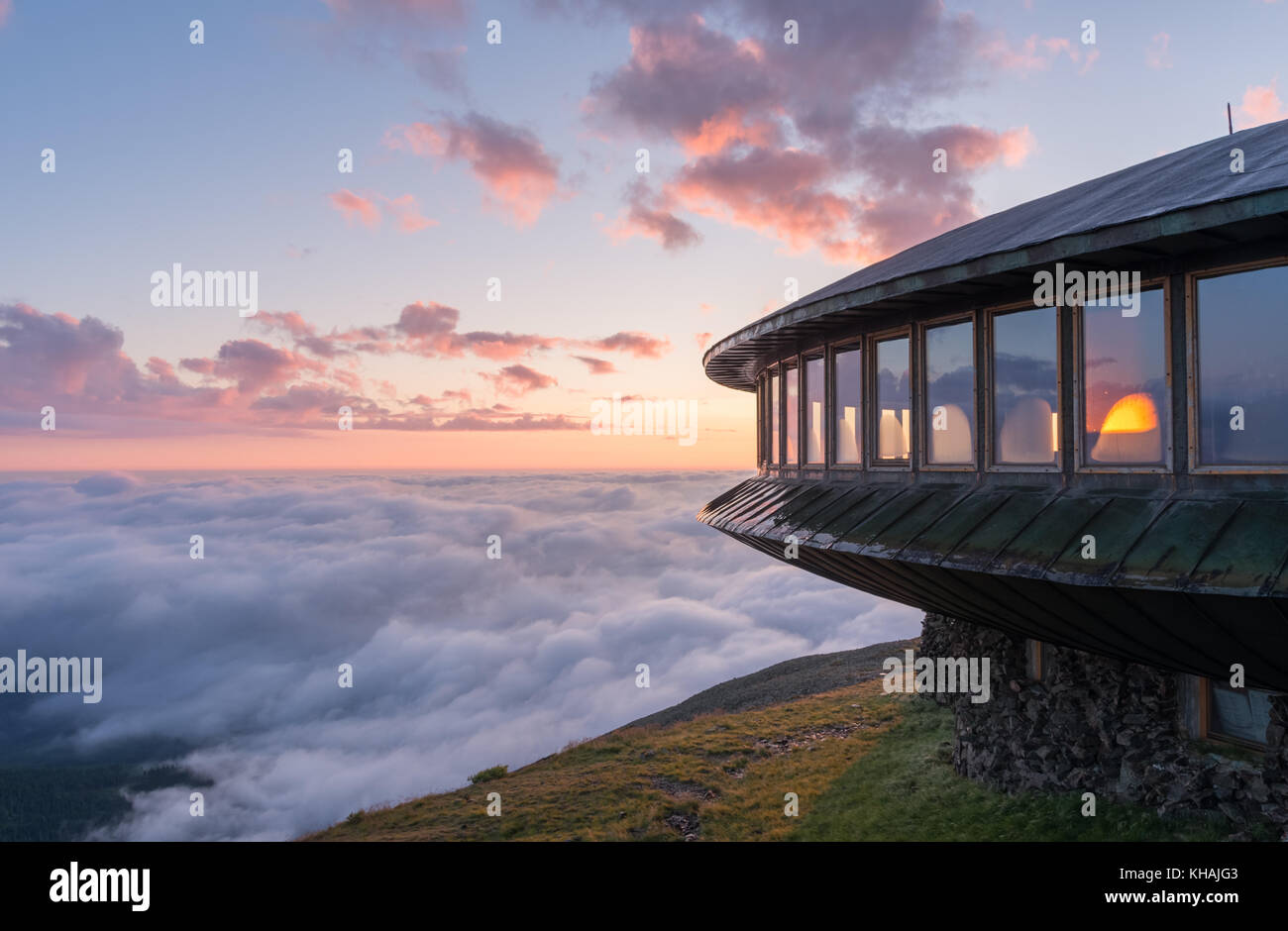 Die schneekoppe Sunrise und Cloud Inversion Stockfoto