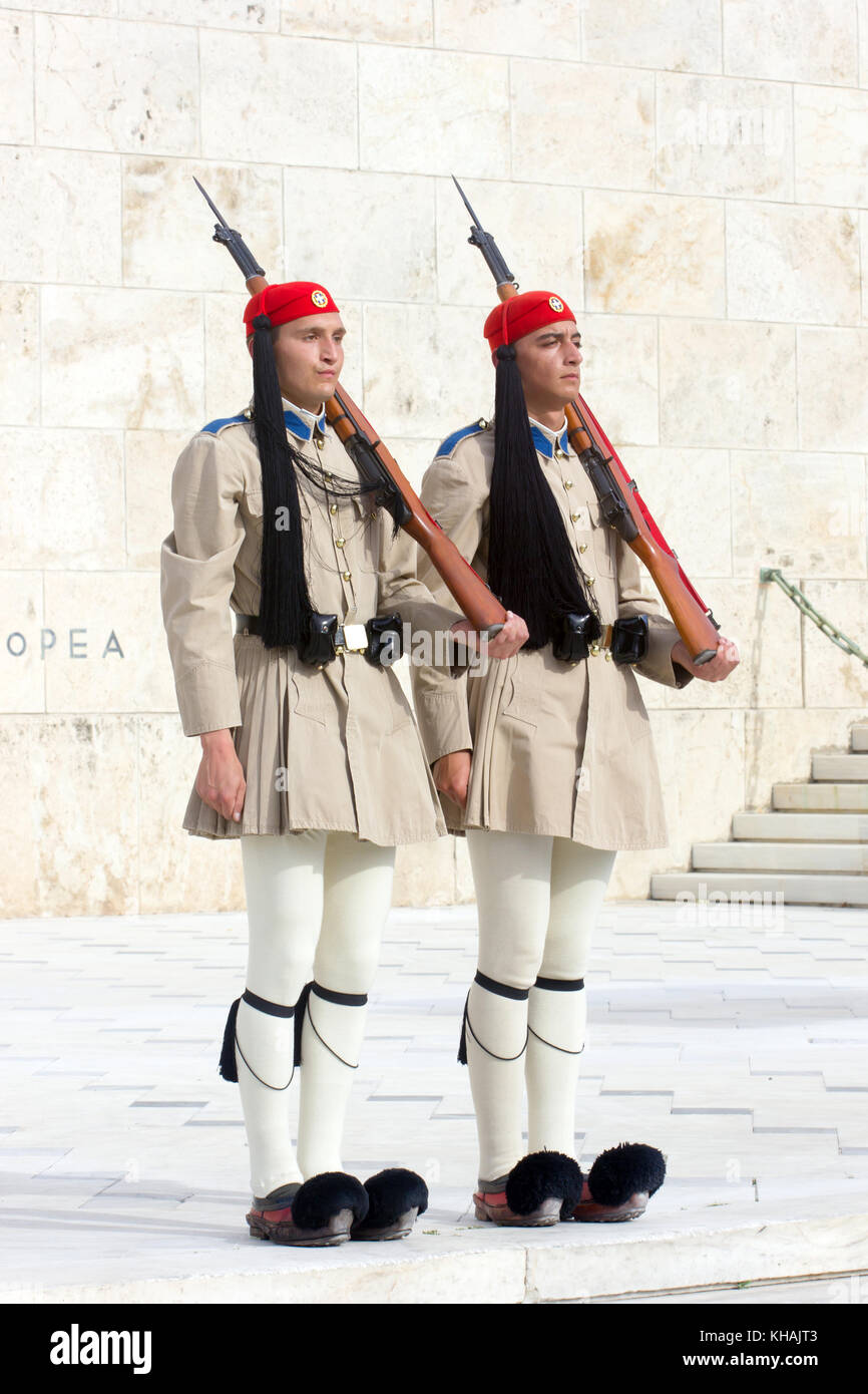 Die griechischen Präsidentengarde namens tsoliades in traditioneller uniform am Denkmal des unbekannten Soldaten vor dem griechischen Parlament gekleidet, Stockfoto