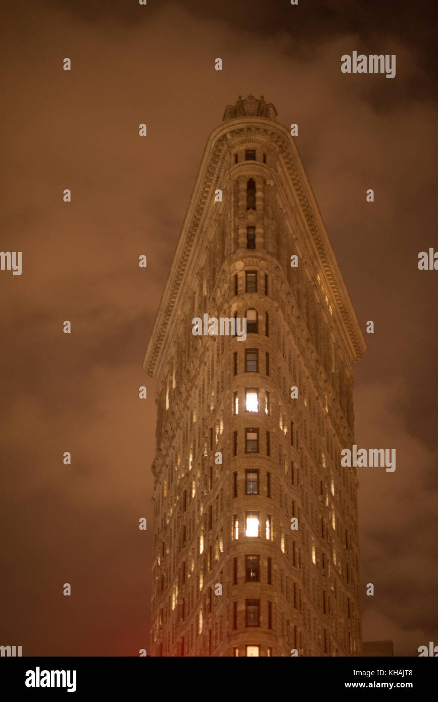 Das Flatiron Building ist dreieckig Wolkenkratzer an der 23. Straße. Stockfoto