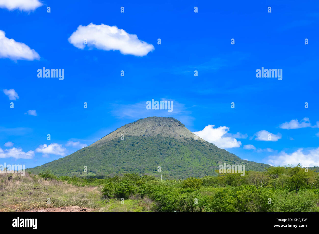 Landschaft mit einem der vulkanischen Gipfeln in San Jacinto, Leon, Nicaragua. Blauer Himmel Stockfoto