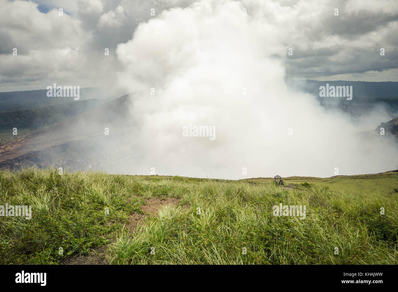 Sehr aktiv stark rauchender Krater des Vulkan Masaya Nindiri Duo in Nicaragua. Dramatische Himmel. Mittelamerika Stockfoto