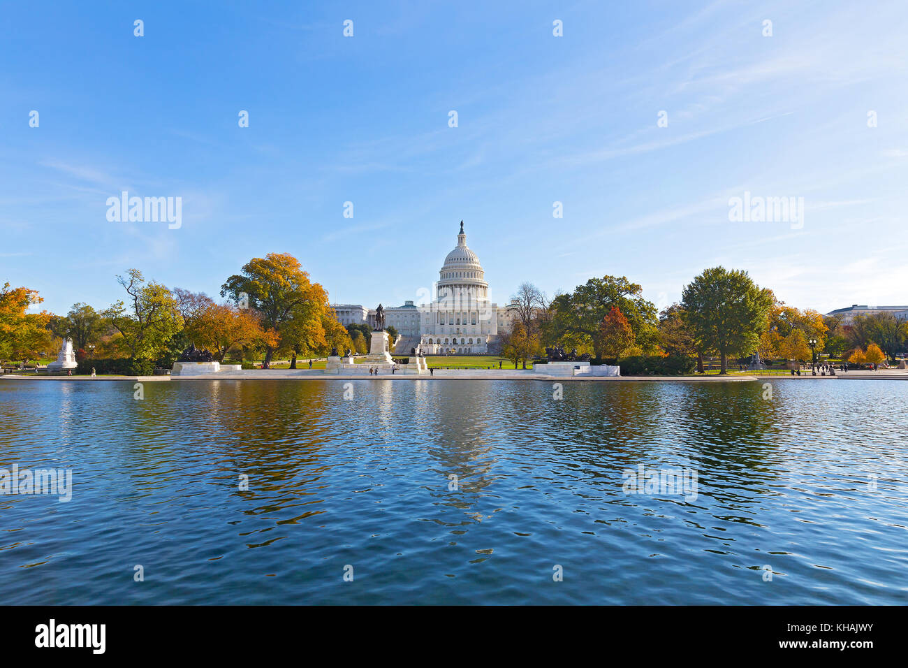 Capitol Hill Panorama mit Reflection pool im späten Herbst, Washington DC, USA. Uns im Herbst an einem kalten, sonnigen Morgen mit bunten Laubbaum Capitol Stockfoto