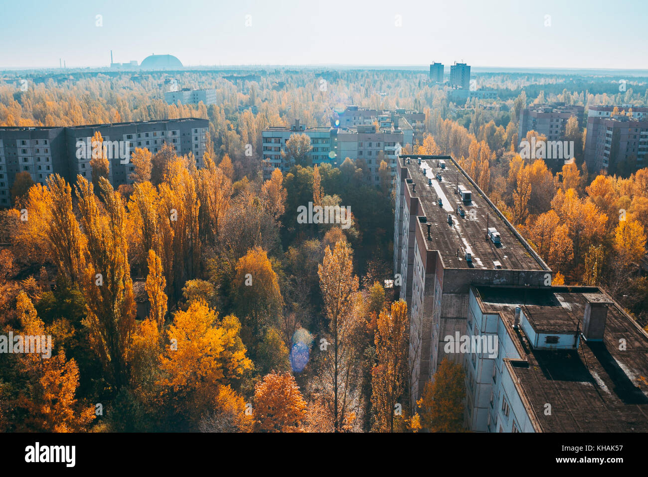 Blick von der Dachterrasse den Blick über die ehemalige Postkarte, idealisierten sowjetischen Dorf Pripyat, wo viele Tschernobyl Arbeiter der Ukraine gelebt Stockfoto