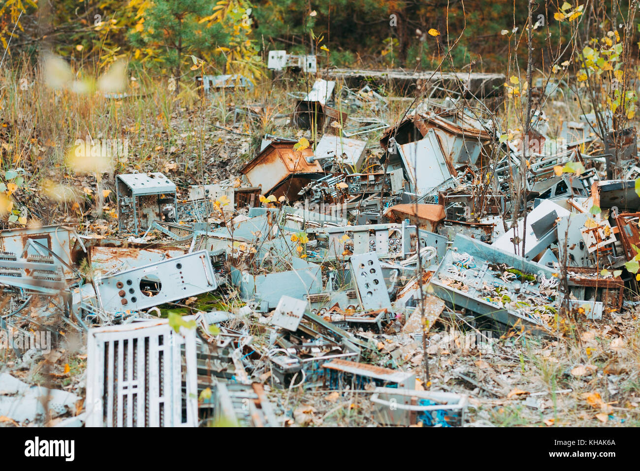 Zertrümmerte Teile von 1980 s Computer liegen ruht in einem Feld in Tschernobyl, Ukraine Stockfoto