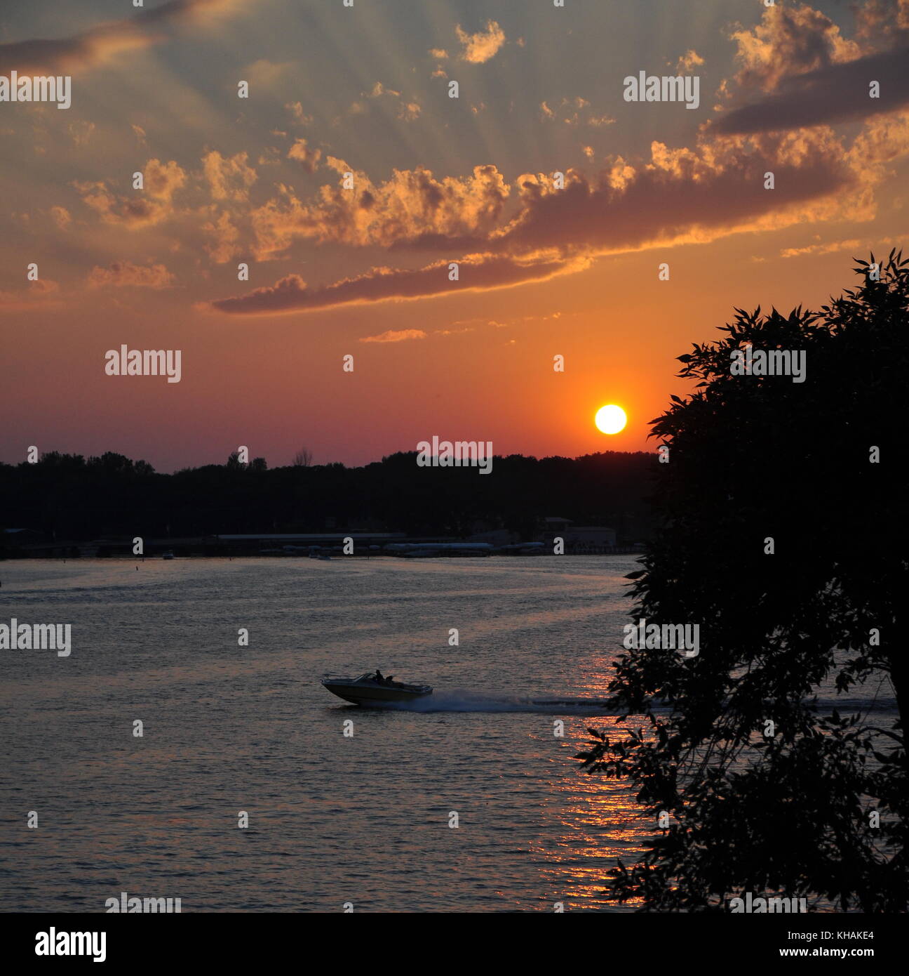 Für Ufer in den letzten Sonnenstrahlen des Sommertages geleitet. Stockfoto