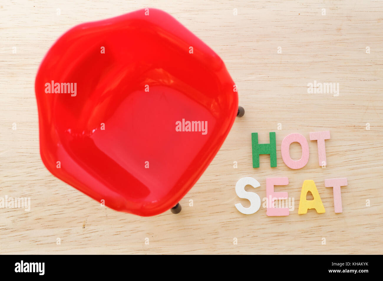 Leerstand und heißen Sitz Konzept. roten Stuhl auf Holz- Hintergrund. Stockfoto