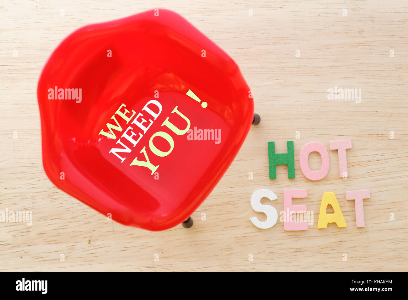 Stellenausschreibung Konzept. roten Stuhl mit Worten brauchen wir Sie und heißen Sitz auf hölzernen Hintergrund Stockfoto