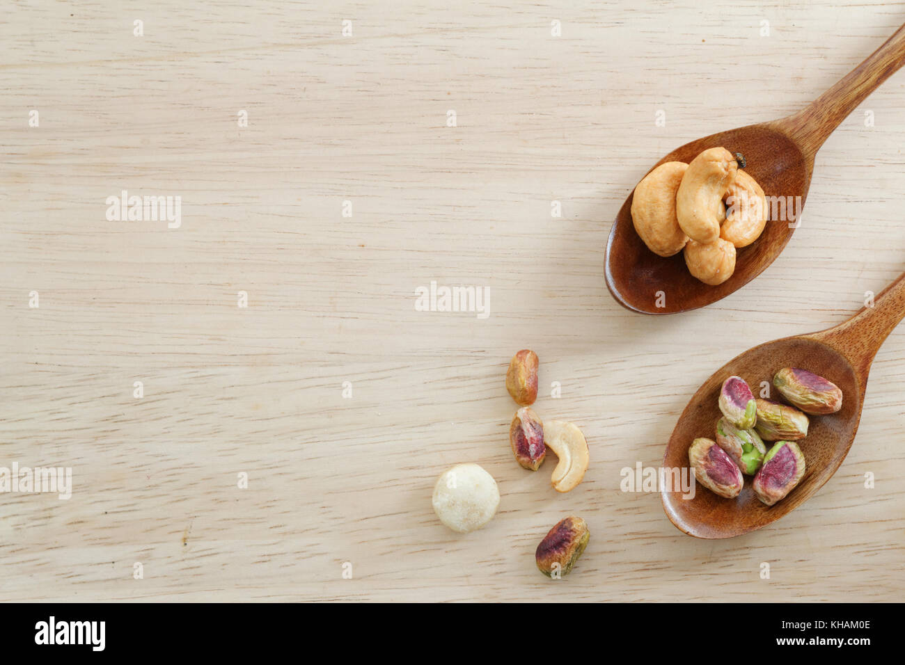 Muttern Mix in hölzernen Löffel/Spachtel auf Holz Tisch. Muttern Pistazie, macadamianuss und Cashew gehören. Stockfoto