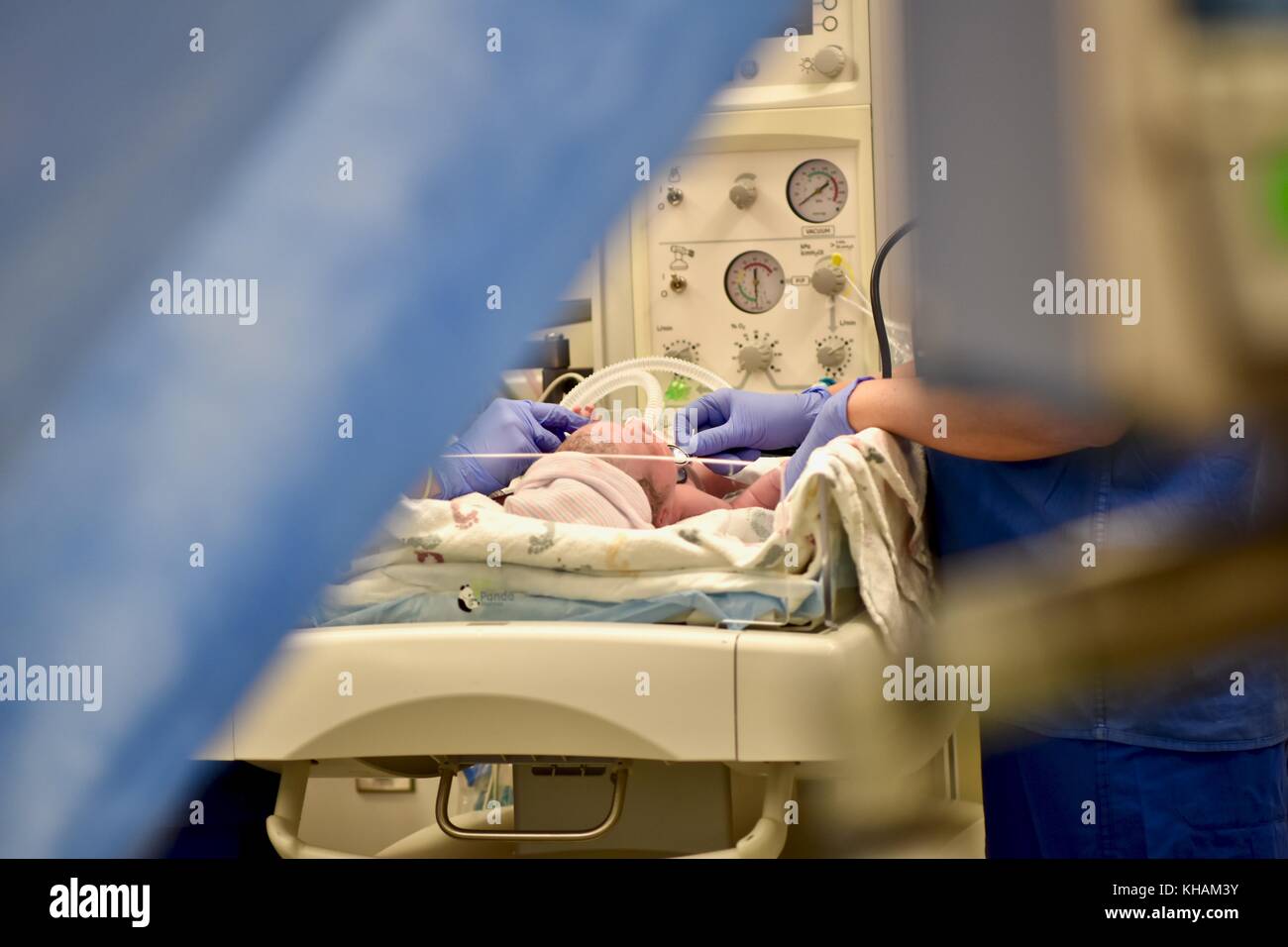 Das neugeborene Baby wird sofort nach der Geburt vom medizinischen Personal ausgecheckt Stockfoto