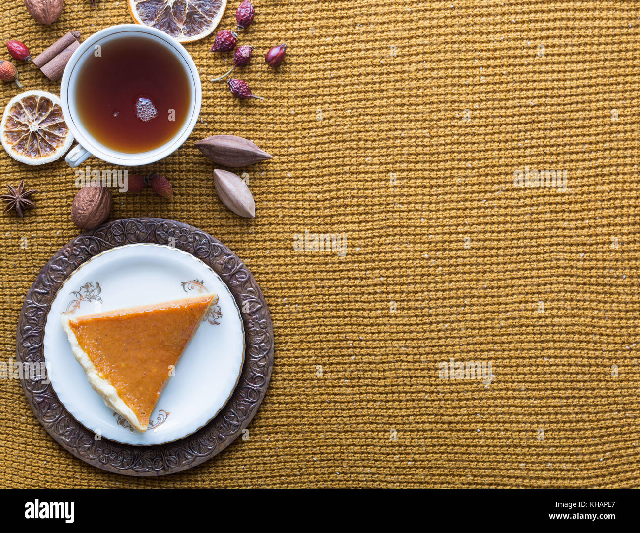 Tasse schwarzen Kaffee und Kürbistorte für Gewebe aus gelbem Hintergrund Stockfoto