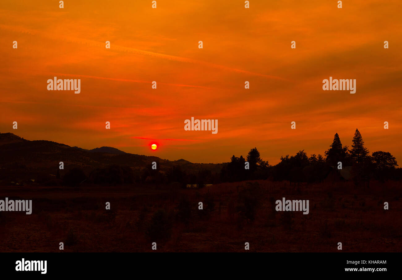 Foto rot orange smokey sunrise Magic Hour Medford Oregon Stockfoto