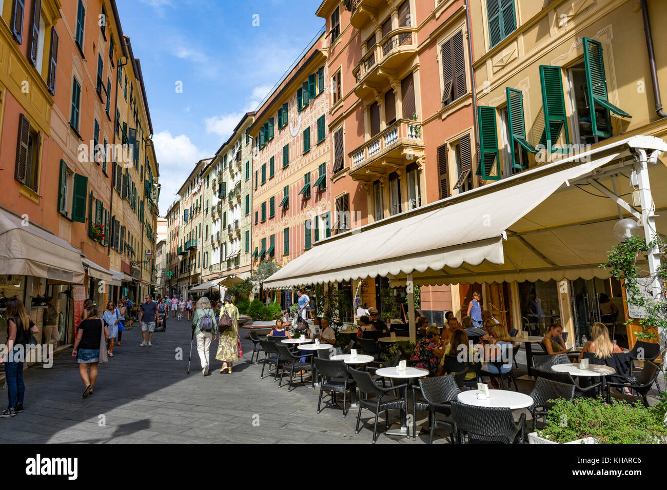 Europa. Italien. Ligurien. Golf von Tigullio, Italienische Riviera. Santa Margherita. Straße der Stadt und ihre farbigen Fassaden Stockfoto