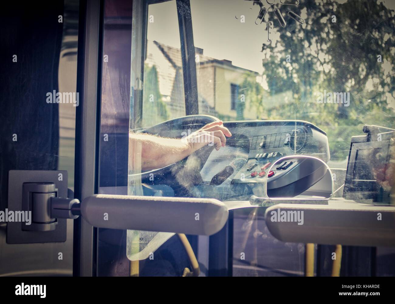 Bus Transport, Busfahrer Hand am Lenkrad, Wien Österreich 20.Juli.2017 Stockfoto
