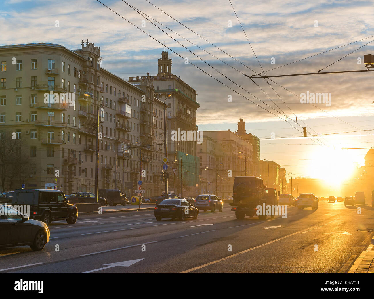 Moskau, Russland – 2. November. 2017. Sonnenuntergang auf der Kutuzov Avenue Stockfoto