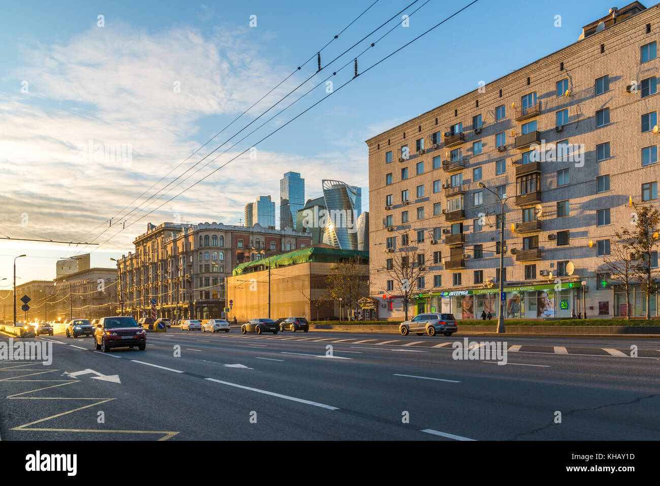 Moskau, Russland – 2. November. 2017. Sonnenuntergang auf der Kutuzov Avenue Stockfoto