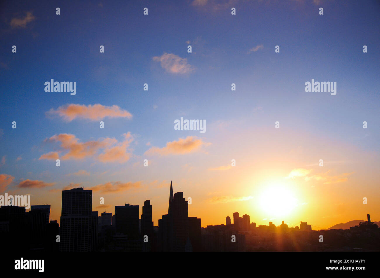 Silhouette von San Francisco vor einem wunderschönen Sonnenuntergang in der Bucht an einem klaren Tag mit einem leuchtend blauen Himmel Stockfoto