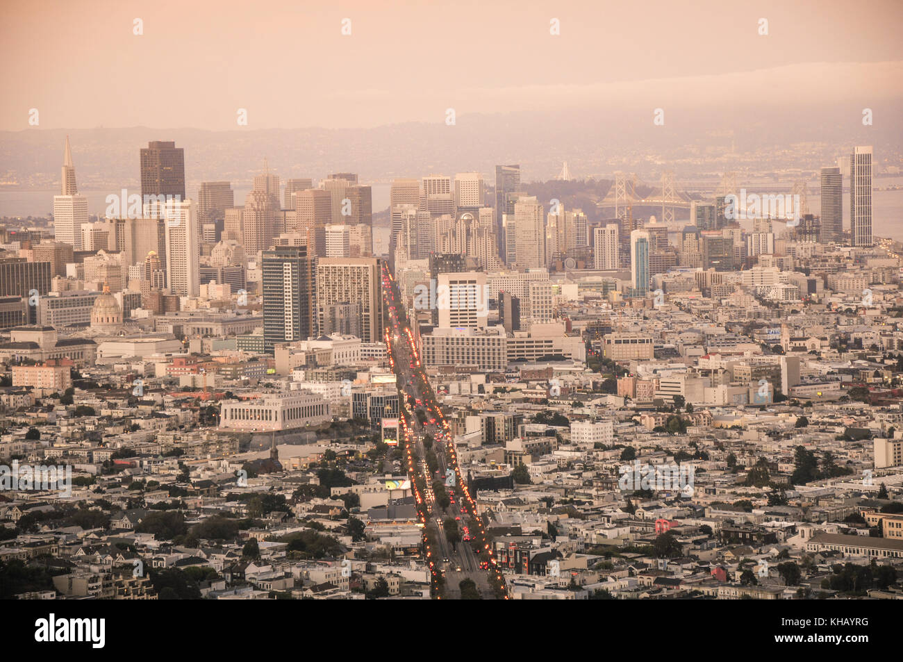 Stadtbild von San Francisco in der Abenddämmerung. Die Stadt ist orange von der Farbe des Sonnenuntergangs und Autolichter überflutet die Marktstraße Stockfoto