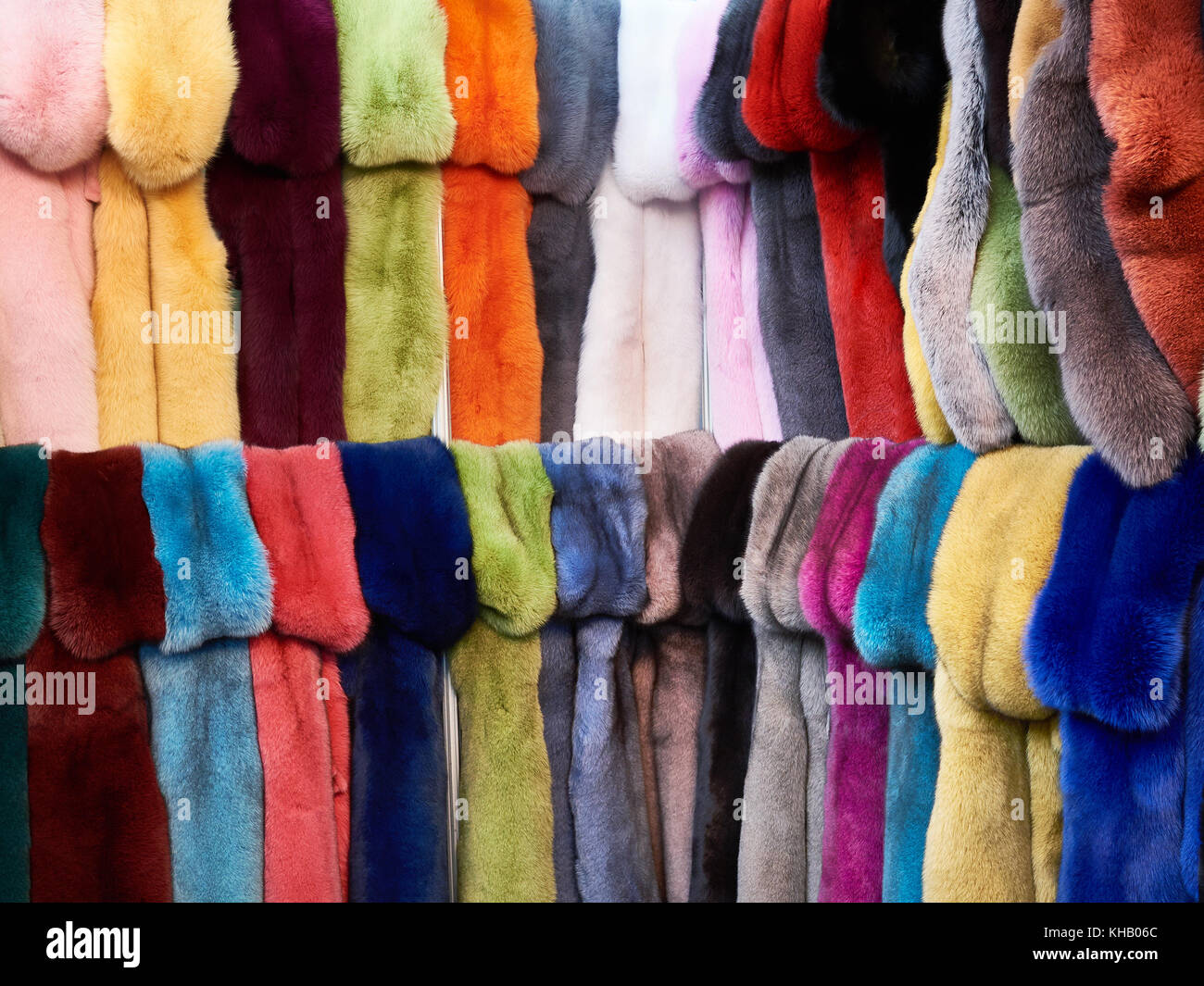 Bunt gefärbten Fell auf dem Markt Stockfoto