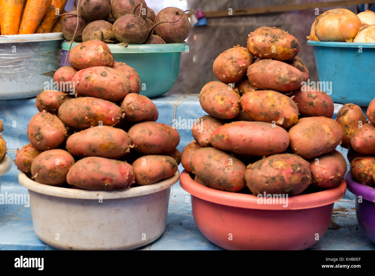 Zwei eimer Kartoffeln auf den Zähler Stockfoto