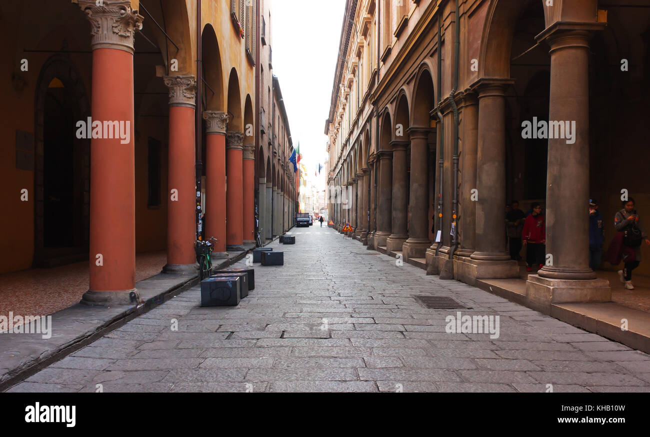 BOLOGNA, ITALIEN - Februar 08, 2017: Old Street mit Bögen, der Archiginnasio Palace, Universität Bologna Stockfoto