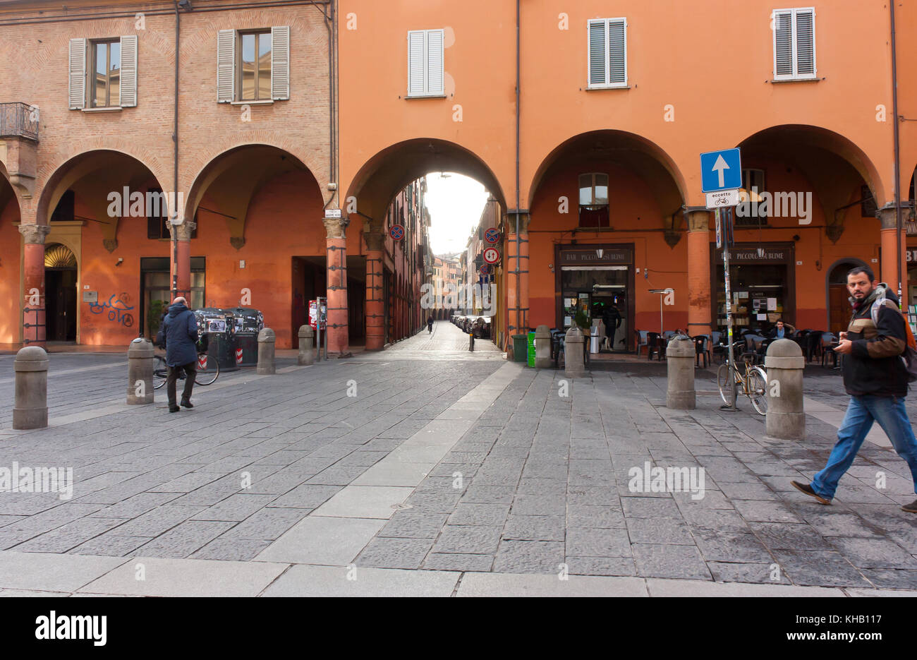 BOLOGNA, ITALIEN - Februar 08, 2017: Old Street mit Bögen, der Archiginnasio Palace, Universität Bologna, Via Zamboni Stockfoto