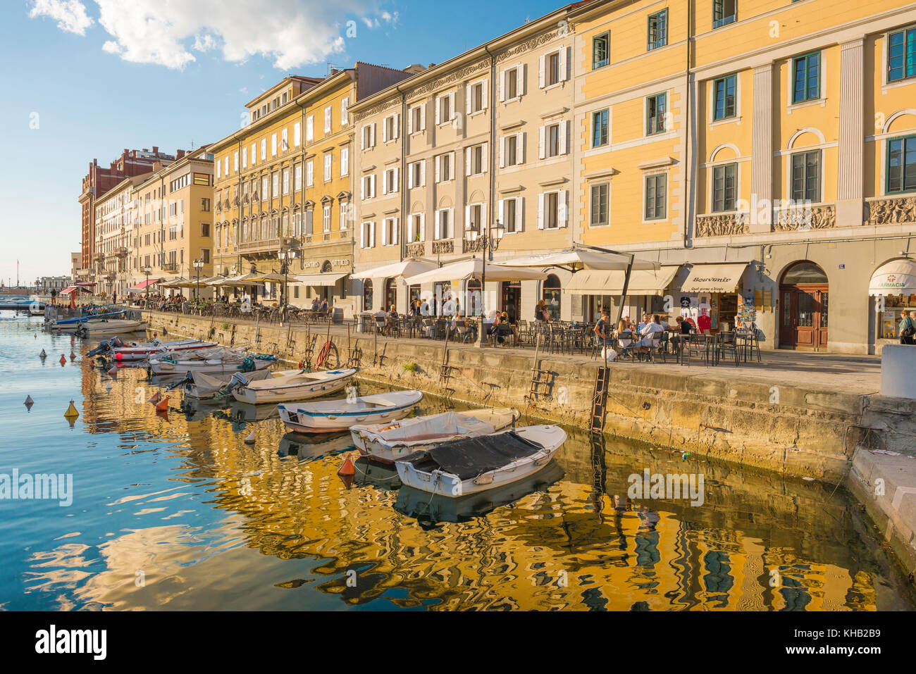 Canal Grande Triest, Blick auf die Cafés und Gebäuden entlang des Canal Grande im Zentrum von Triest, Italien. Stockfoto