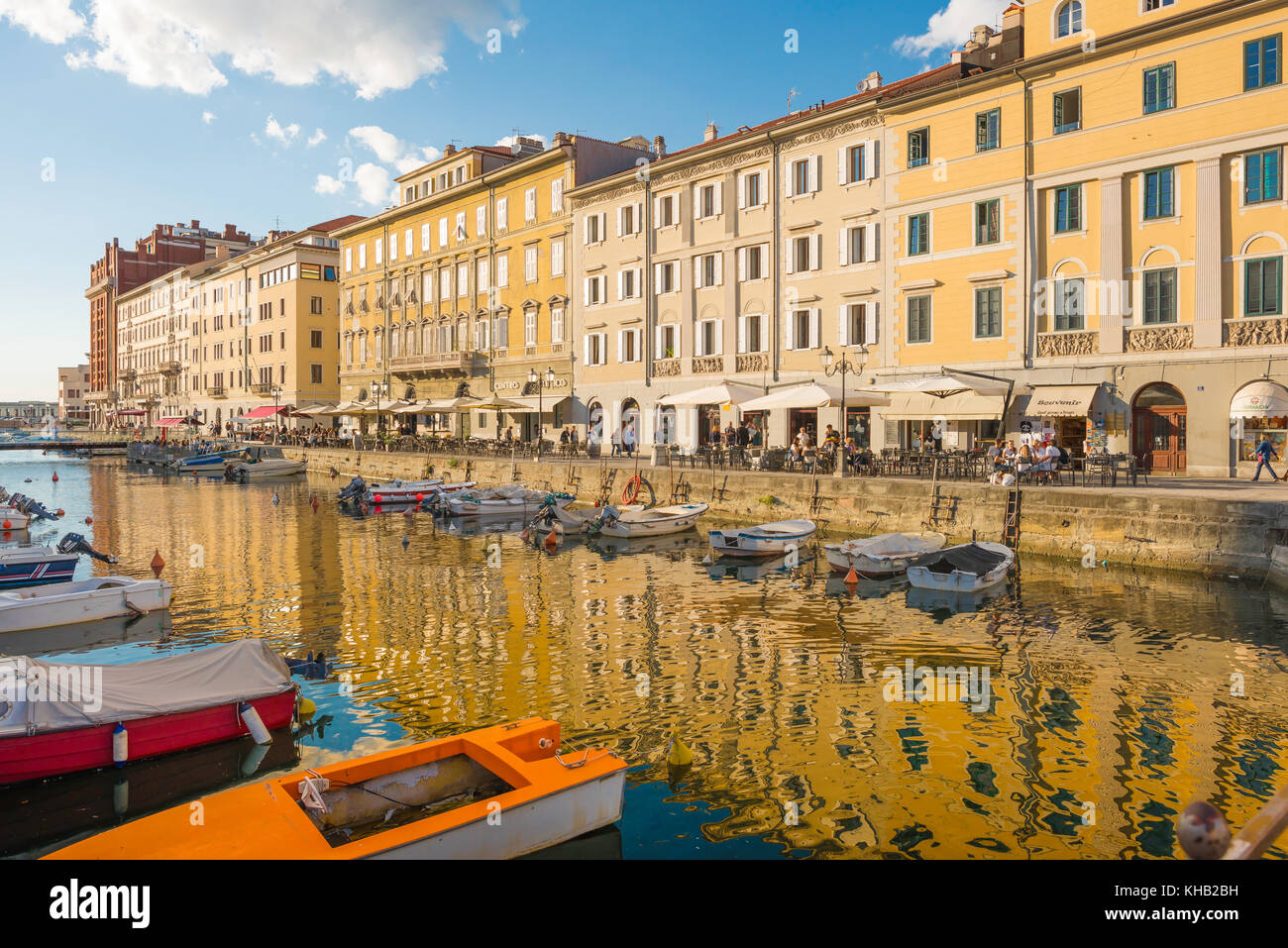 Triest, Canal Grande, Ansicht von Gebäuden entlang des Canal Grande im Zentrum von Triest, Italien. Stockfoto