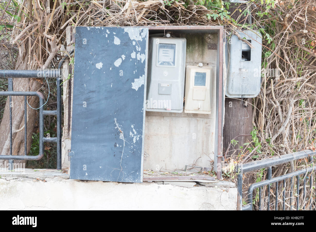 Alte Stromzähler in einem Dorf in Griechenland Stockfoto