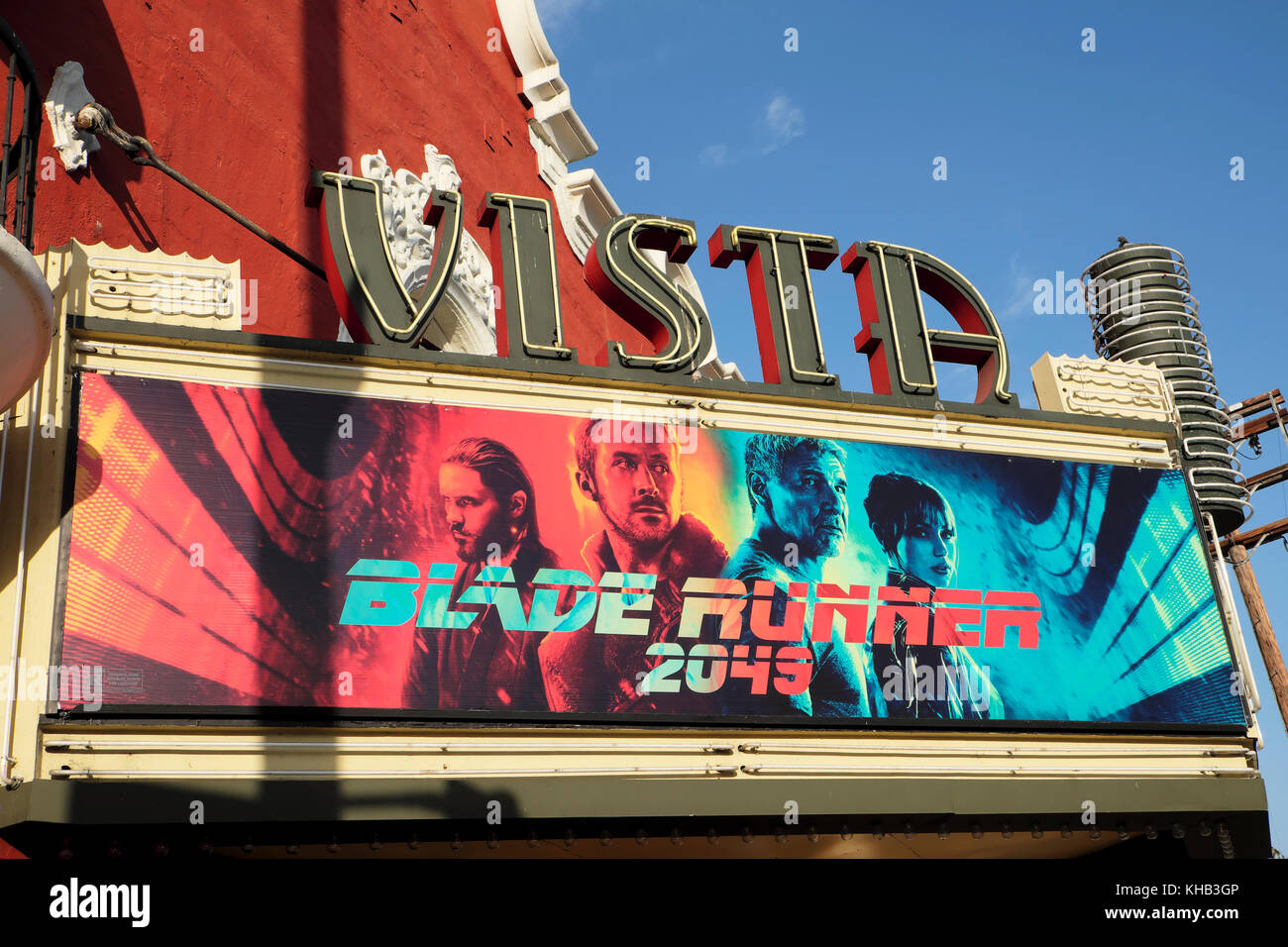 Schild mit dem Film Blade Runner 2049 vor dem historischen Vista Theatre Cinema Building am Hollywood und Sunset Blvd Los Angeles California, USA KATHY DEWITT Stockfoto